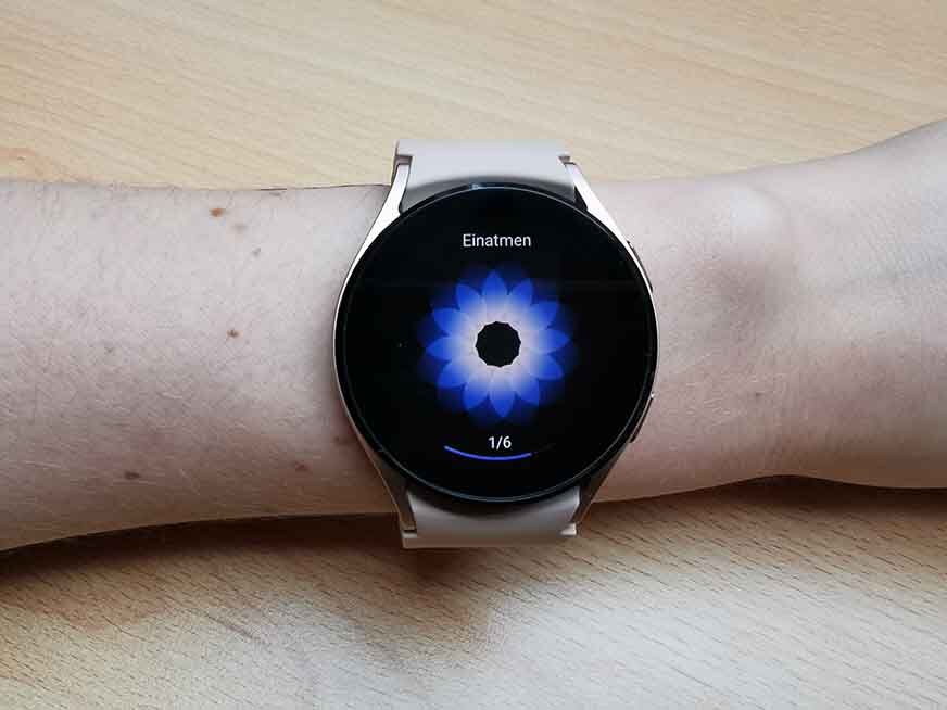 Man sieht die Atemübungen auf der Samsung Galaxy Watch 4.